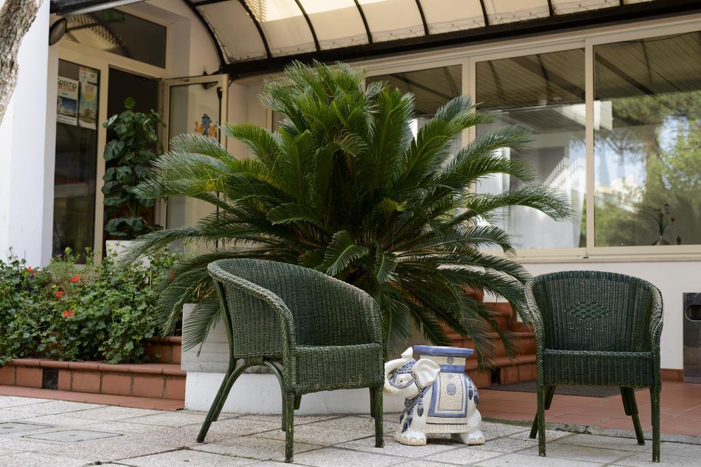 Hotel Suisse Милано Мартима Екстериор снимка