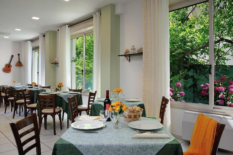 Hotel Suisse Милано Мартима Екстериор снимка