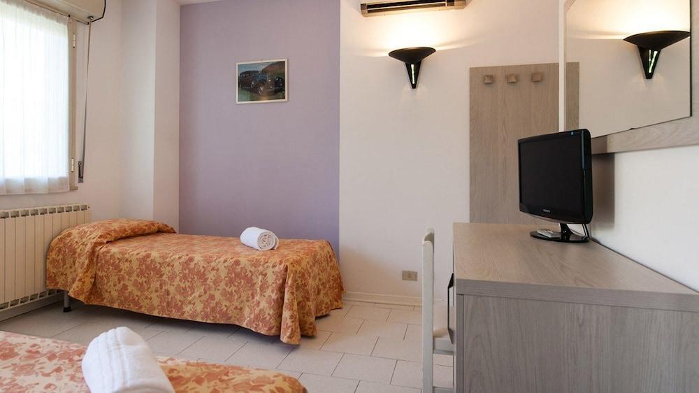 Hotel Suisse Милано Мартима Екстериор снимка