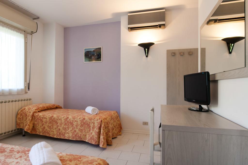 Hotel Suisse Милано Мартима Екстериор снимка
