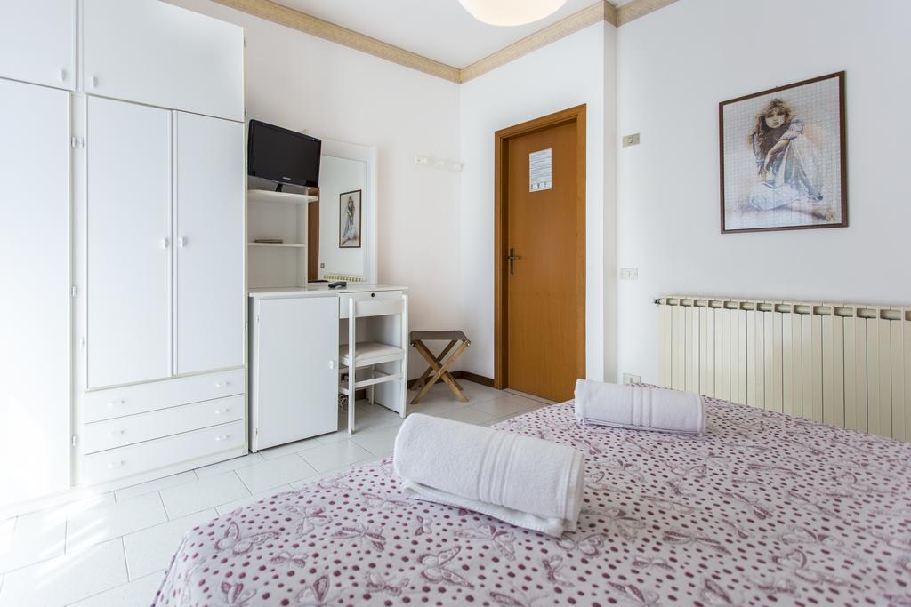 Hotel Suisse Милано Мартима Екстериор снимка