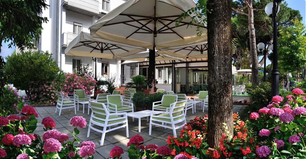 Hotel Suisse Милано Мартима Екстериор снимка
