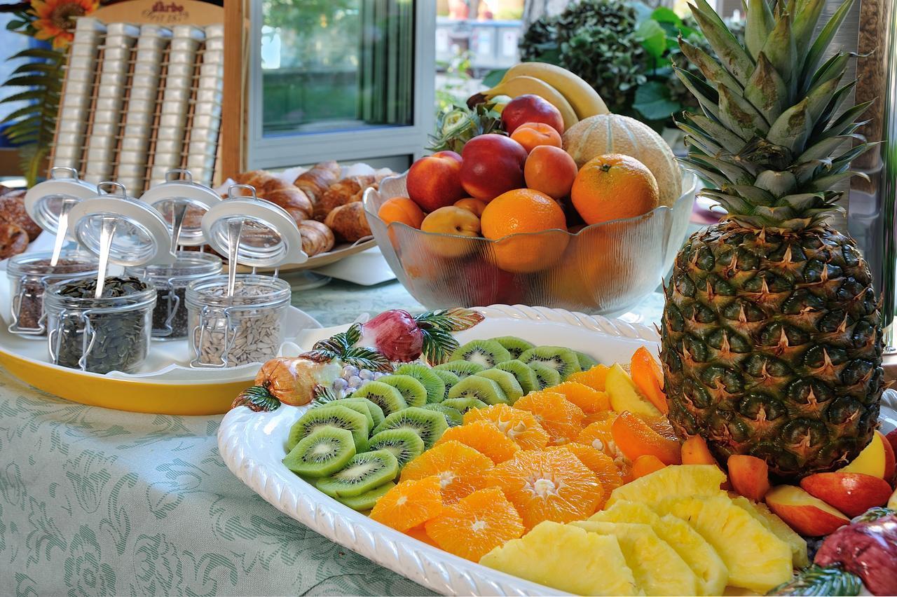 Hotel Suisse Милано Мартима Екстериор снимка