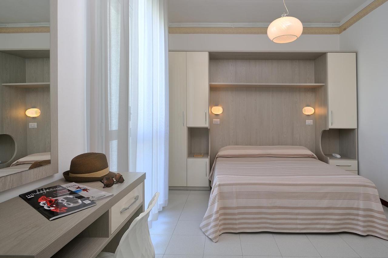 Hotel Suisse Милано Мартима Екстериор снимка