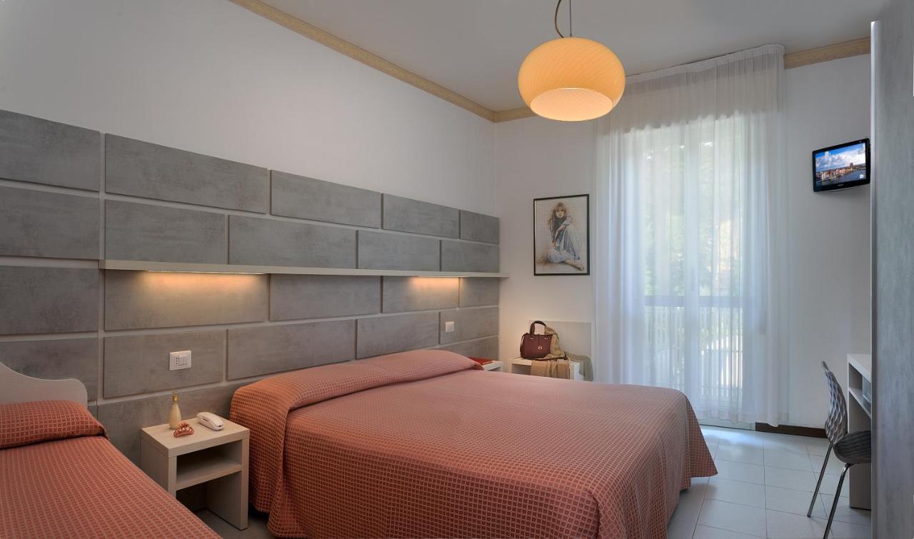 Hotel Suisse Милано Мартима Екстериор снимка